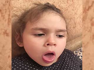 Дарина кашлює
